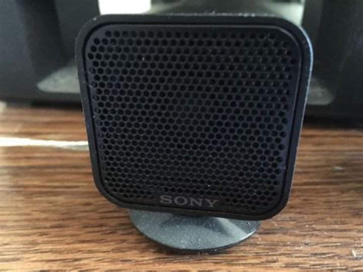 Are there satellite speakers on the Sony DAV IS10?