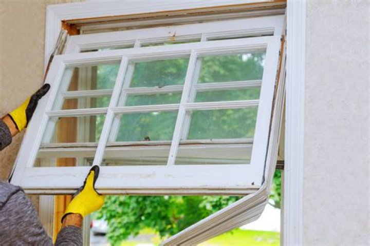 Does replacing windows cause a mess?