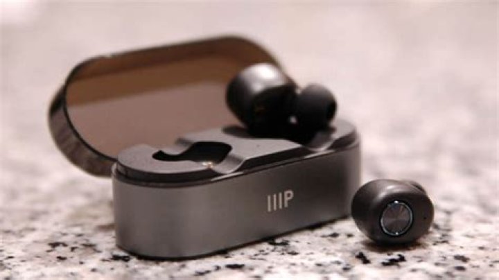 How are true wireless earbuds and headphones different?