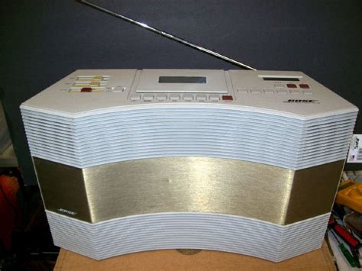 How are waveguides used in Bose shelf stereos?