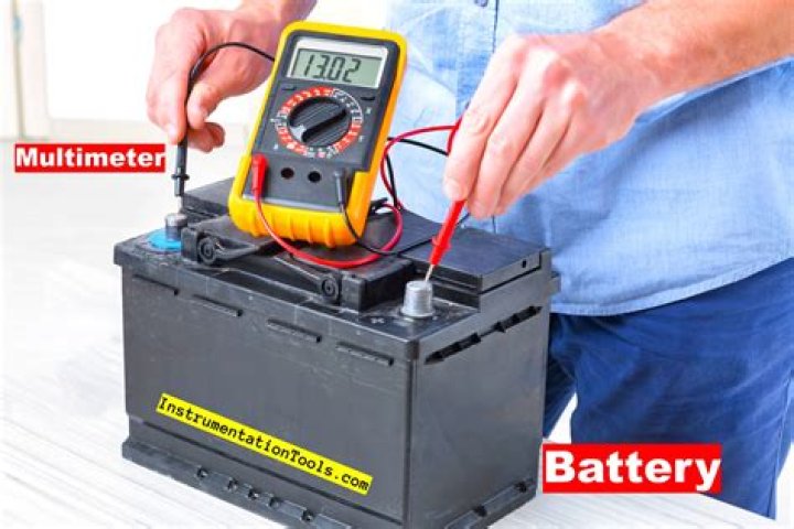 How do I check the battery on my Bose 700?