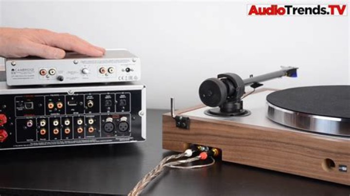 How do I connect a turntable to a built-in preamp?