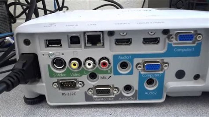 How do I connect my amp to my projector?