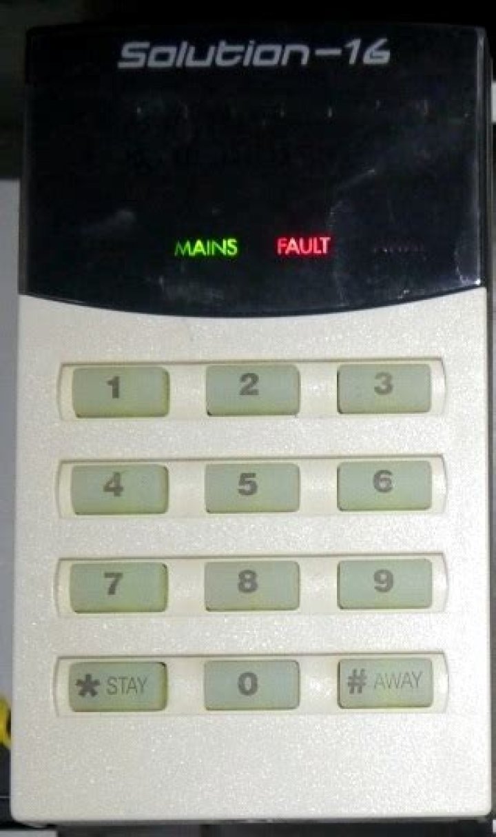 How do I default a solution 16 alarm?