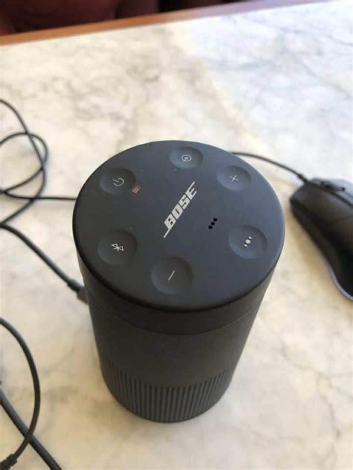 How do I know if my Bose speaker is charging?