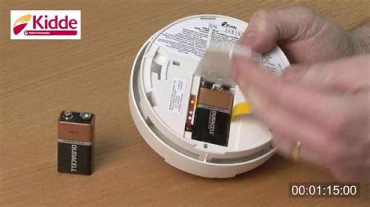 How do I reset my Kidde smoke alarm after replacing the battery?