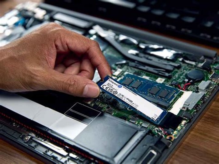 How do I run a hard drive test on my ASUS laptop?