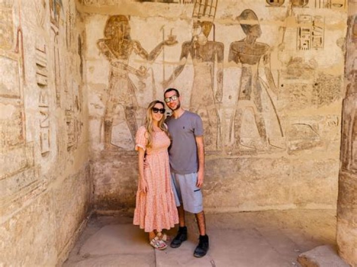 How do people dress in Baghdad?