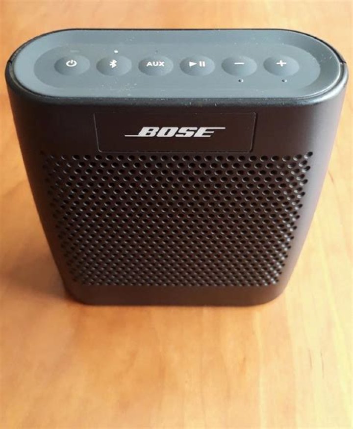 How do you turn on Bose speaker?