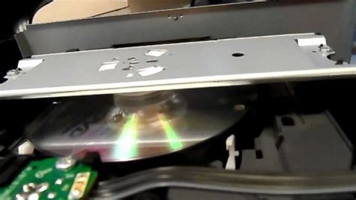 How does a 5 disc CD changer work?
