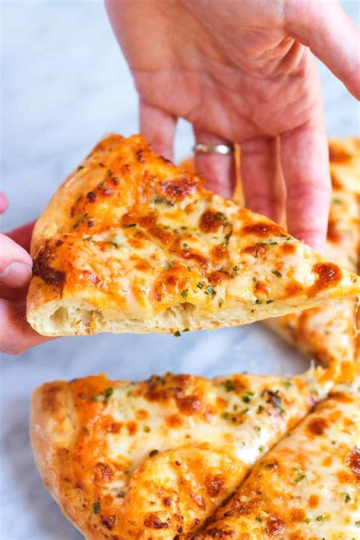 How many calories does a homemade cheese pizza have?