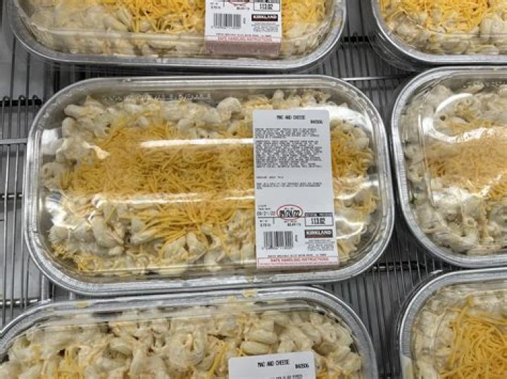 How many does a pound of mac and cheese feed?