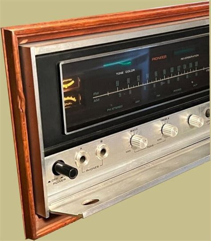 How many speakers does a pioneer sx-9000 have?