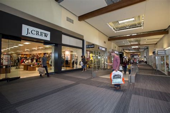 How many stores are in the Grapevine mall?