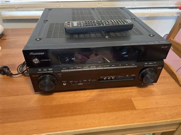Is the pioneer vsx-lx50 a piano black TV?