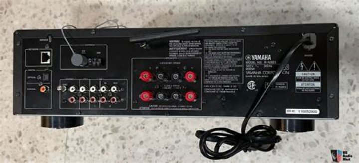 Is there a headphone jack on the Yamaha r-n303?
