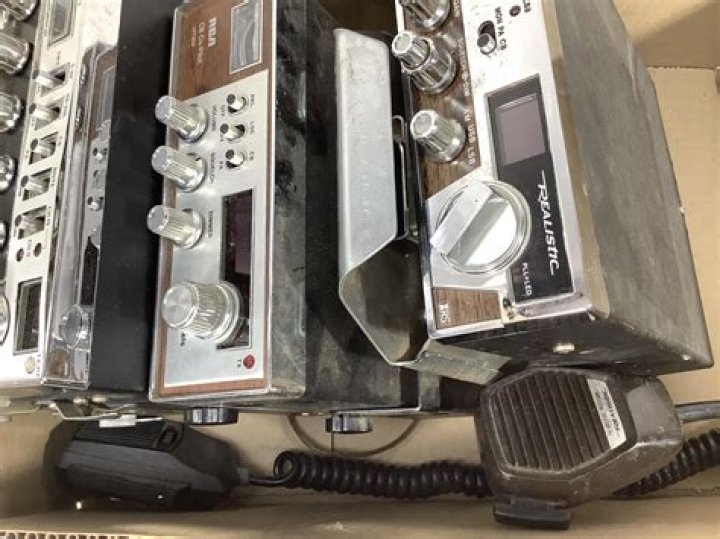 What kind of CB radio does tram XL have?