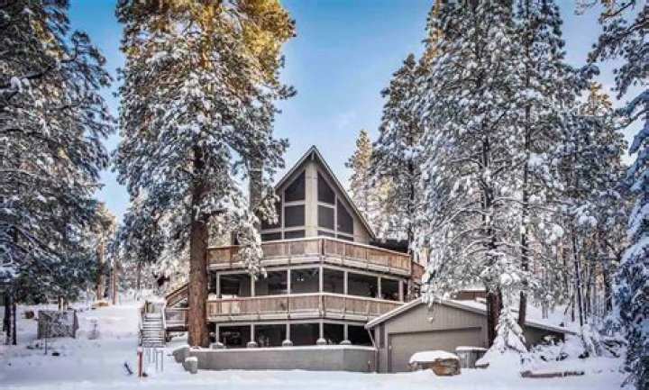 What kind of houses are in Munds Park AZ?