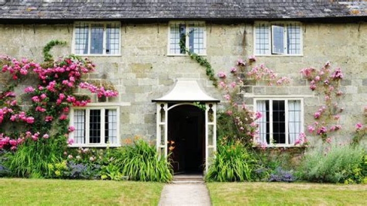 What kind of roof does an English cottage have?