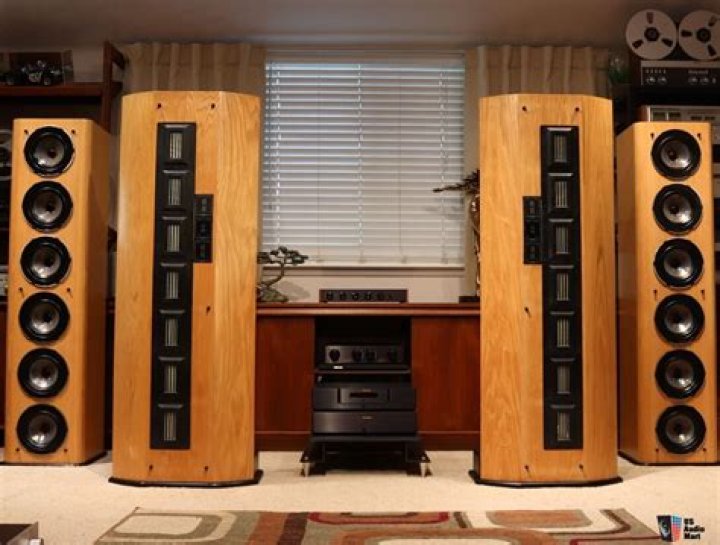 What kind of speakers are in the Infinity Reference series?