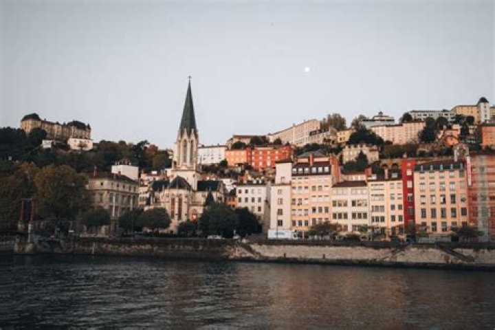 Where do Fred and Carine live in France?