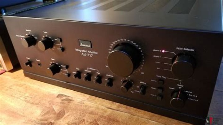 Where is the power supply on the Sansui AU-717?
