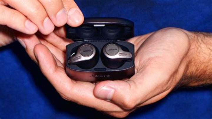 Why is only one of my earbuds connected?